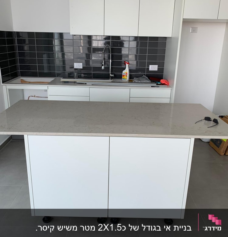 משטח שיש במטבח מודרני עם ארונות לבנים